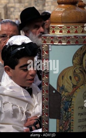 Les juifs orthodoxes à Jérusalem célébrer la bar mitzvah au mur des lamentations Banque D'Images
