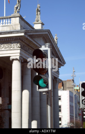 GPO O Connell street structure et feux de circulation sur green Dublin Banque D'Images