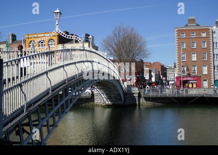 Hapenny pont sur la rivière Liffey, Dublin, Irlande Banque D'Images