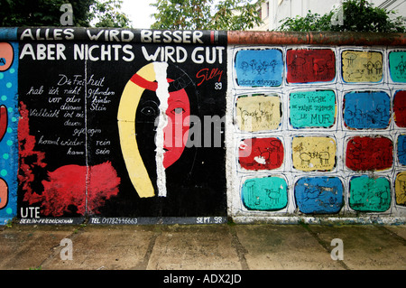 Berlin graffiti sur le reste du mur de Berlin à la Potsdammer Platz Banque D'Images