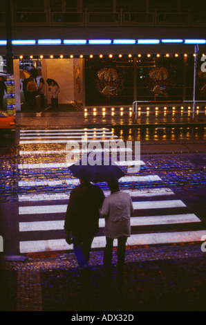 Listopadu Crossing Street dans la pluie battante, Prague, République tchèque. Banque D'Images