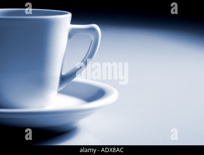 Business Concepts II noir bleuté white b w tasse soucoupe tasses chine café off centre surface d'aile fond divers Banque D'Images