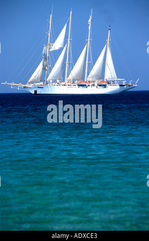 Beau bateau de croisière à la voile dans les îles grecques de la Méditerranée Banque D'Images