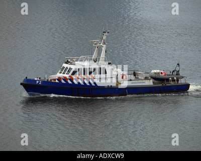 Grand bateau de la police néerlandaise à patrouiller dans le port de Rotterdam Banque D'Images