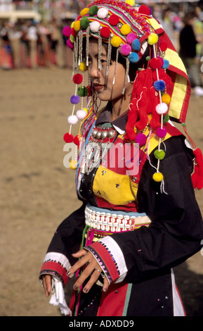 Portrait d'une jeune femme à une tribu Kachin Manao (festival) dans le Nord de la Birmanie/Myanmar, portant des costumes traditionnels et bijoux, Banque D'Images