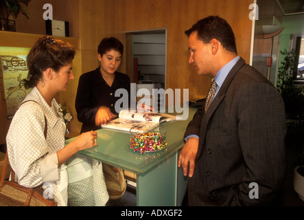 Les gens employé avec concierge guest à la réception de l''hôtel Paris Ile-de-France France Europe MODÈLE LIBÉRATION MR Banque D'Images