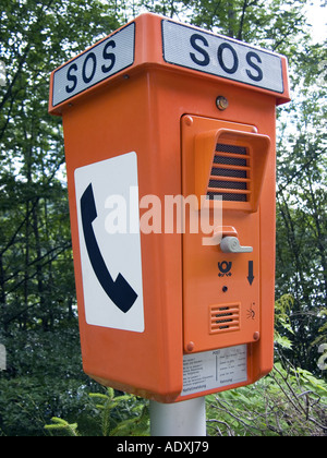 Téléphone d'urgence routière telefon orateur parler S O S road street aide besoin d'appels téléphoniques nécessaires Banque D'Images