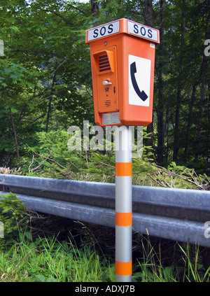 Téléphone d'urgence routière telefon orateur parler S O S road street aide besoin d'appels téléphoniques nécessaires Banque D'Images