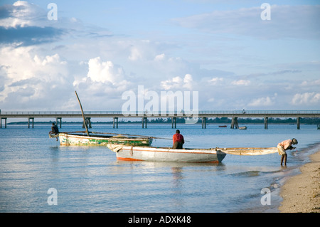 Les pêcheurs africains préparer tôt le matin leur voile sur les rives de l'Océan Indien à Ilha de Mozambique Mozambique Île un Banque D'Images