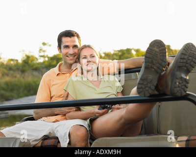 Couple sitting in jeep, jambes Banque D'Images