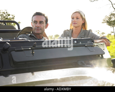 L'homme et la femme assis en jeep, à l'écart Banque D'Images