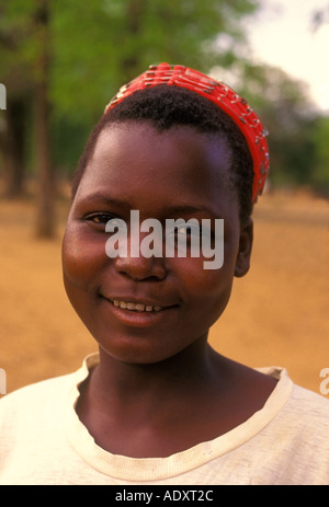 1, l'un Zimbabwéen, fille,, de l'adolescence, adolescente, contact oculaire, vue de face, portrait, village de Mahenye, Mahenye, la province de Manicaland, au Zimbabwe, l'Afrique Banque D'Images