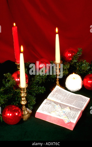 Bible les branches de pin des bougies de Noël. St Paul Minnesota USA Banque D'Images