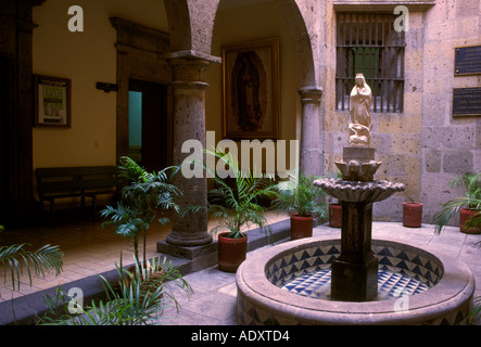 Fontaine d'eau, cour, patio, Metropolitan Cathedral, Plaza de la liberacion, Guadalajara, Jalisco, Mexique de l'état Banque D'Images