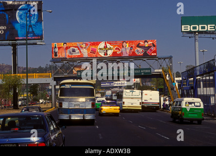 Voitures Camions autobus route passagère et circulation routière sur des panneaux dans la ville de Mexico District Fédéral Mexique Amérique du Nord Banque D'Images