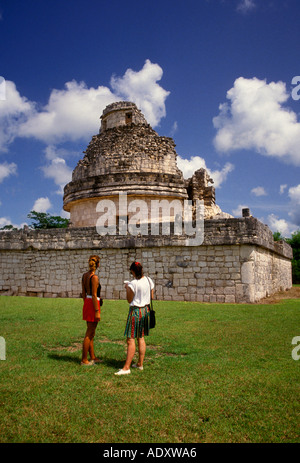 2, 2, les femmes, les femmes qui, observatoire, El Caracol, Chichen Itza, Site archéologique de Chichen Itza, l'état du Yucatan, péninsule du Yucatan, Mexique Banque D'Images