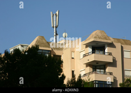 Relais de téléphonie mobile situé sur mât haut de bloc d'appartements à Palma Nova, à Majorque. Banque D'Images