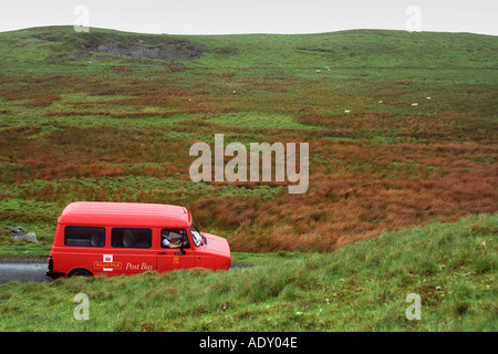 Royal Mail communauté rouge bus roulant dans la campagne près d'Aberystwyth, Ceredigion Pays de Galles UK Banque D'Images