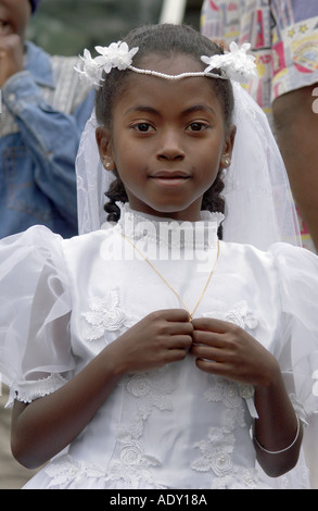 Jeune fille africaine au cours de la première communion Banque D'Images
