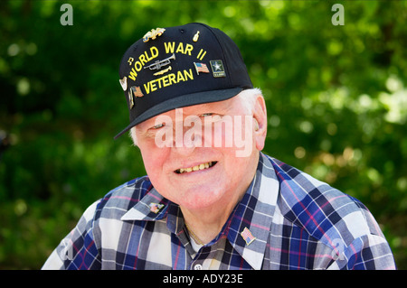 Libertyville ILLINOIS man porter ancien combattant de la Seconde Guerre mondiale baseball cap USA drapeaux et pins Banque D'Images