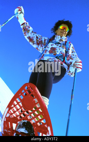 Femme en raquettes, low angle view Banque D'Images