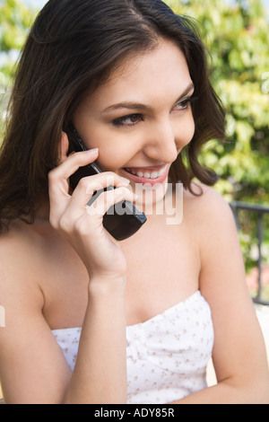 Woman Using Cellular Phone Banque D'Images