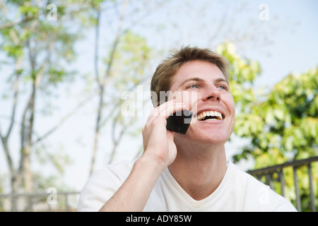 Man Using Cellular Phone Banque D'Images