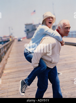 Couple sur le quai Banque D'Images