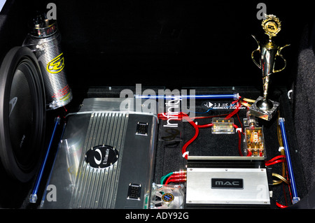 Système audio automobile amplificateur dans un coffre d'une voiture Banque D'Images