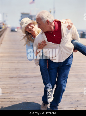 Couple sur le quai Banque D'Images