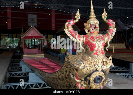 Figure de proue sur l'une des barges royal de cérémonie à Bangkok Banque D'Images