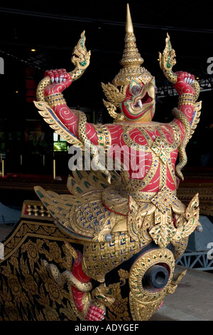 Figure de proue sur l'une des barges royal de cérémonie à Bangkok Banque D'Images