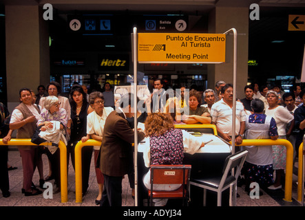 Les mexicains, les Mexicains, les amis, la famille, point de rencontre, Punta de Encuentro, l'aéroport international Benito Juarez, Mexico City, Mexique Banque D'Images