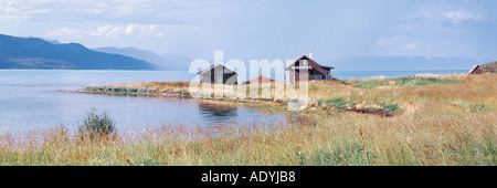 Cabanes de pêcheurs solitaires à Fjell Lake, la Norvège, le Finnmark, Saustofjell, août 02. Banque D'Images