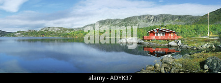 Holiday home rouge, rouge sur un lac dans le sacrum, en Suède, en Laponie, Abisko NP, août 02. Banque D'Images