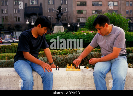 2, 2, les Mexicains, mexicains, les jeunes hommes adultes, jouant aux échecs, les joueurs d'échecs, échecs propose, jeu d'échecs, Mexico, District Fédéral, Mexique Banque D'Images