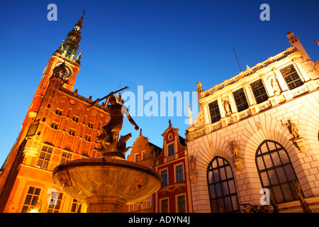 L'Europe de l'Est Pays baltes Pologne Gdansk Dlugi Targ Long Market Fontaine de Neptune de ville nuit crépuscule crépuscule Banque D'Images