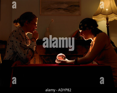 Fortune Teller et client à la boule de cristal en Banque D'Images