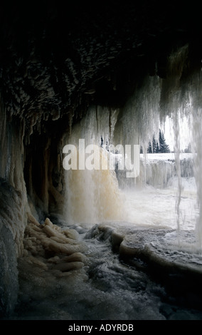 Close-up d'icy cave under waterfall Jagala en Estonie Banque D'Images