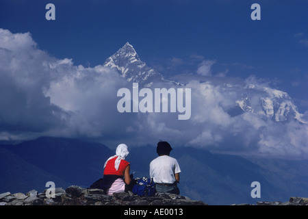 Les randonneurs assis en face d'Machhapuchhre pic en vertu de l'Himalaya au Népal Banque D'Images