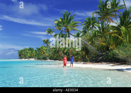 Deux femmes marchant sur un pied à l'île dans l'île de Aitutaki Lagoon qui fait partie de l'archipel des Îles Cook dans le Pacifique Sud Banque D'Images