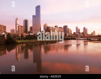 Quartier Central des Affaires qui se reflète sur la rivière Yarra de Melbourne au lever du soleil Banque D'Images