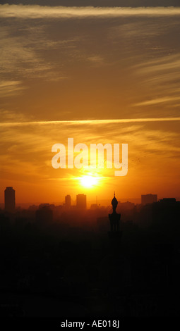 Coucher du soleil à zone résidentielle en vieille ville de Le Caire vu du parc l'Azhar dans la direction de Gizeh - grâce à silhouette Banque D'Images