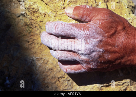 Main d'un grimpeur avec le magnésium, France Banque D'Images