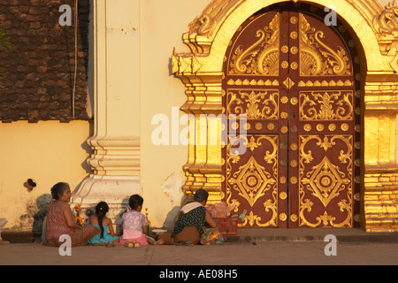 En dehors des fidèles Wat Pha That Luang Banque D'Images