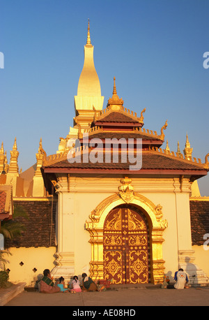 En dehors des fidèles Wat Pha That Luang Banque D'Images