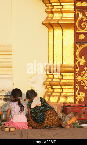 En dehors des fidèles Wat Pha That Luang Banque D'Images