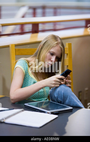 College Girl Studying in Library Banque D'Images