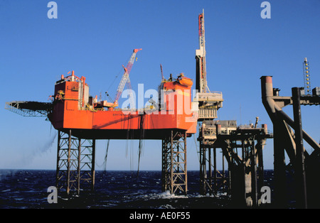 'Brittania' jack-up rig de forage situé près d'une plate-forme veste, Mer du Nord. Banque D'Images