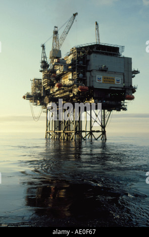 'Ninian Northern' plate-forme pétrolière en mer du Nord vu plus d'une mer calme. Banque D'Images